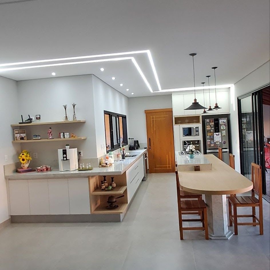 Cozinha planejada com ilha e mesa integrada