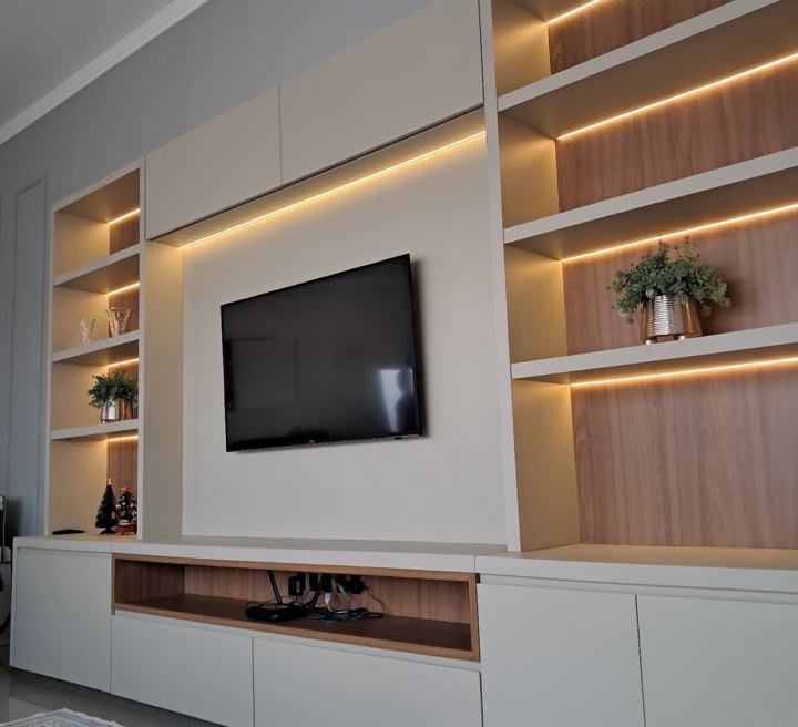 Painel de TV com nichos iluminados