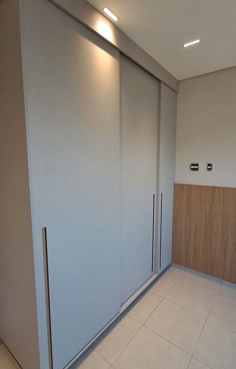 Guarda-roupa com portas de correr